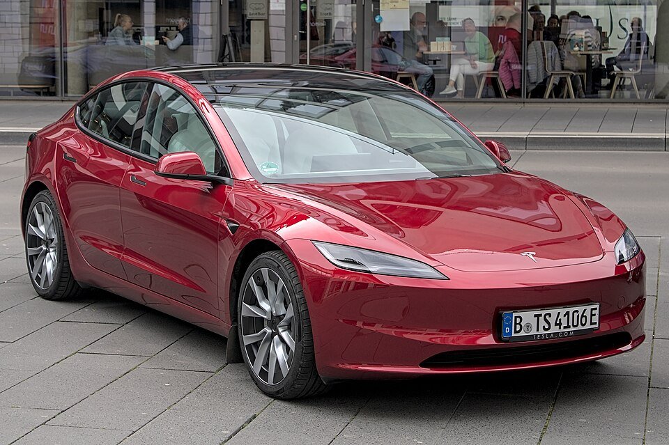 7 أسباب تجعل Tesla Model 3 من أفضل السيارات الكهربائية